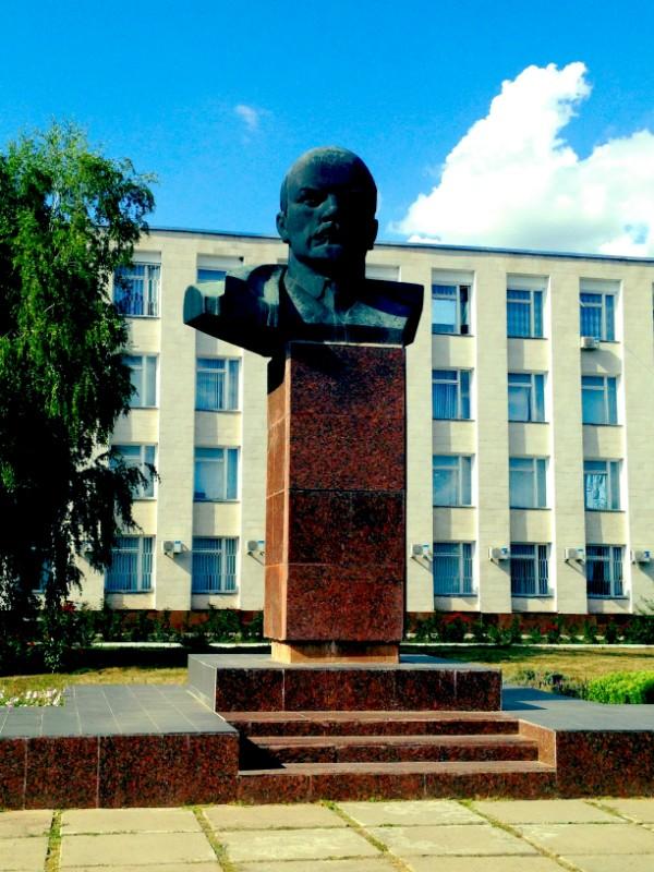 lenin statue in camenca, transnistria