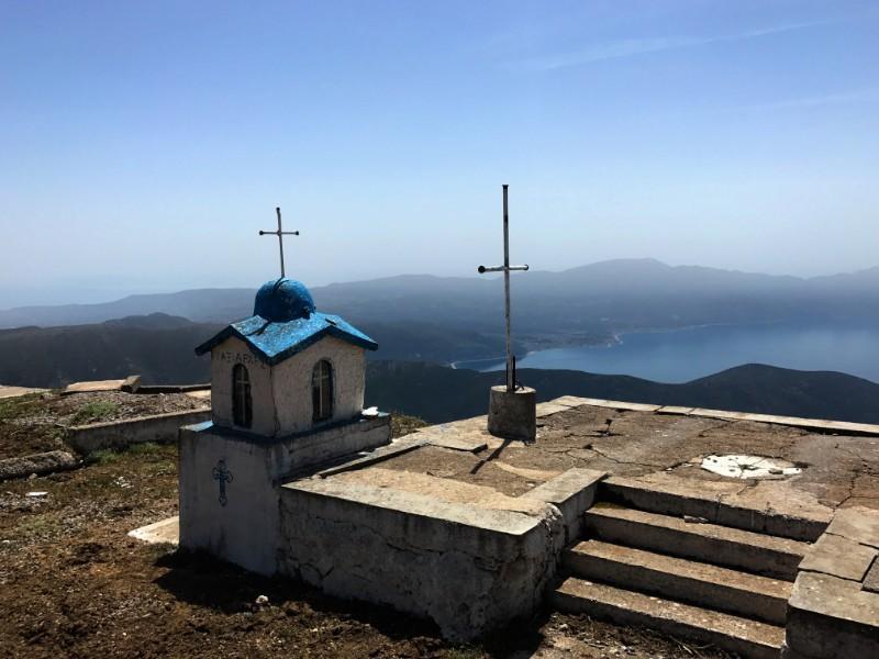 εκκλησακι και θεα στον κορινθιακο κολπο απο την κορυφη του κιθαιρωνα 