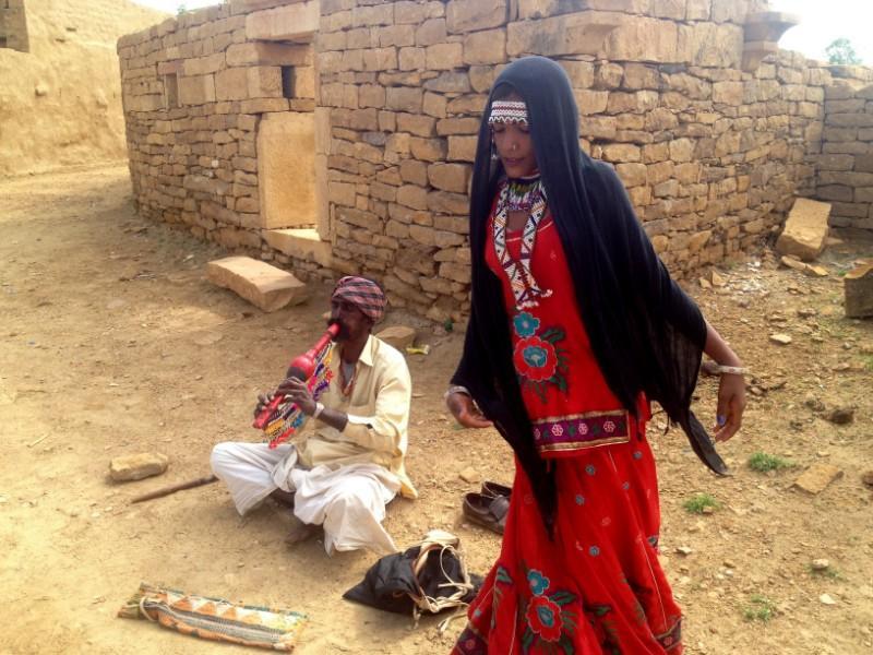 gypsy father and daughter duet playing flute and singing in thar desert in india