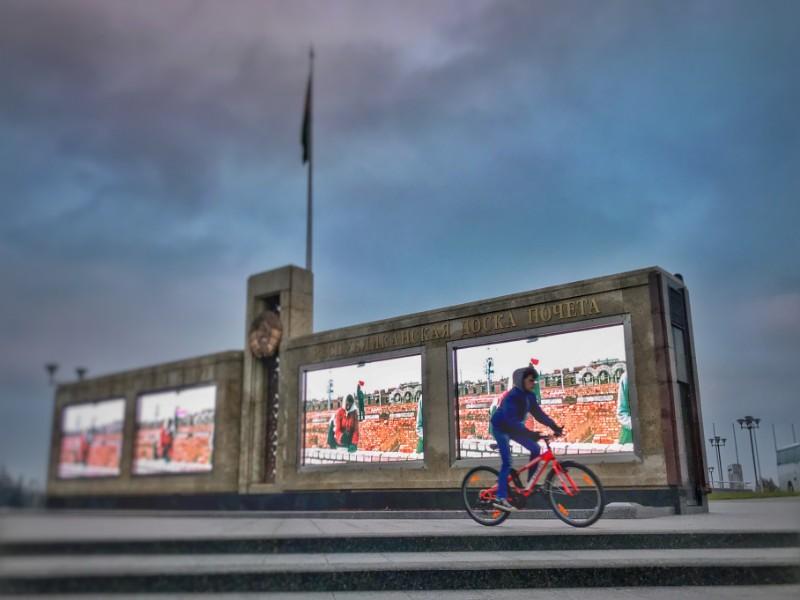 victory park misnk belarus four screens monument and kid cycling