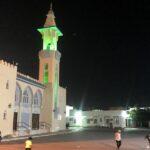 Green lit mosque sur oman