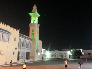 Green lit mosque sur oman