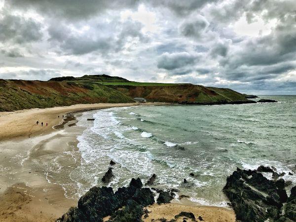 whistling sands beach porthor wales hiking