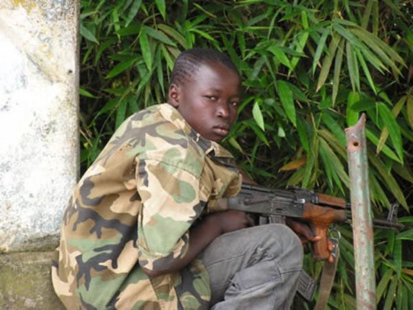 Ο ανήλικος Αφρικανός στρατιώτης που άφησε το Καλάσνικοφ για να πιάσει την Άρπα