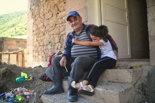Παππούς και εγγονή στο χωριό σισκέρτ στην αρμενία