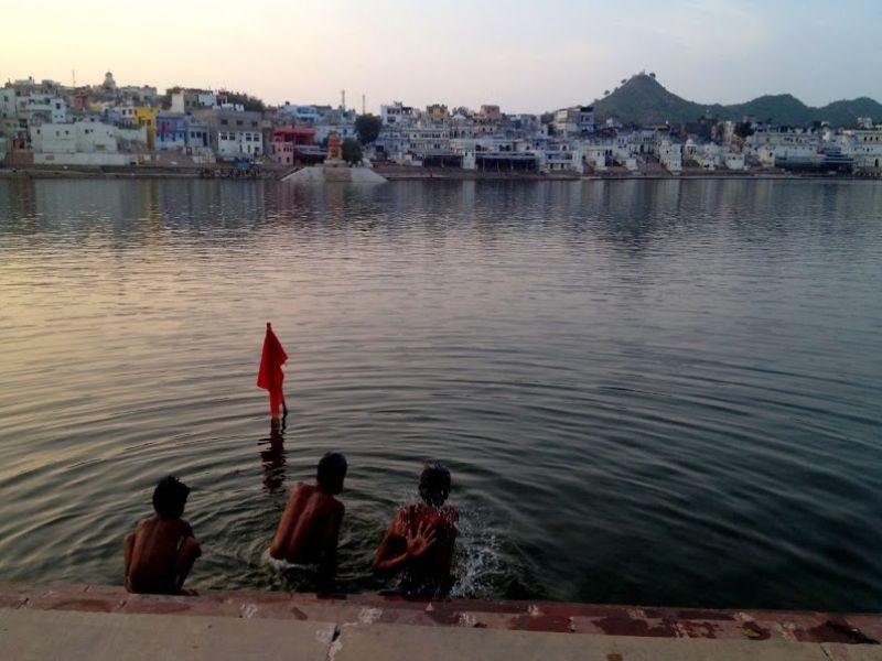 Χαβαλές με τέσσερις Ινδούς λωποδύτες στην ιερή πόλη του Ρατζαστάν