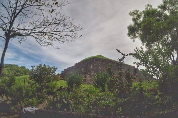 tazumal pyramid rear side