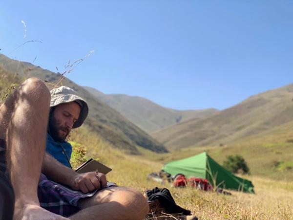 κατασκήνωση και διάβασμα στις ερημιές της αρμενίας