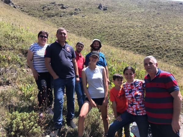 οικογένεια αρμενίων και τουρίστες στα βουνά της αρμενίας