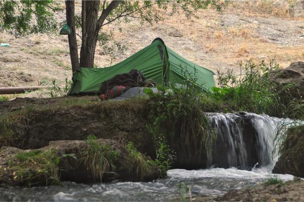 Κατασκήνωση πάνω από καταρράκτη στην αρμενία