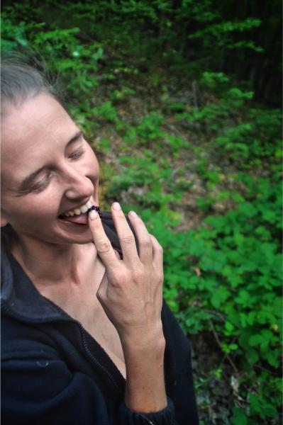 κοπέλα τρώει βατόμουρο στο δάσος