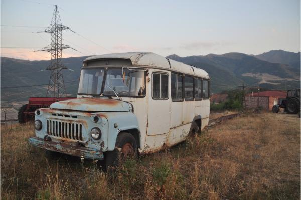 Σάπιο λεωφορείο στην αρμενική ύπαιθρο