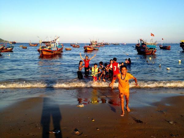 παιδιά στην παραλία του χωριού dai lanh στο βιετνάμ