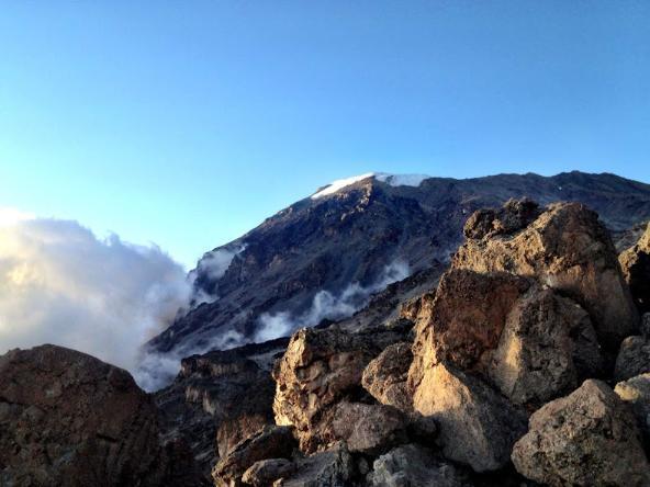 Η κορυφή Ουχούρου του Κιλιμαντζάρο από την τελευταία κατασκήνωση πριν την τελική ανάβαση