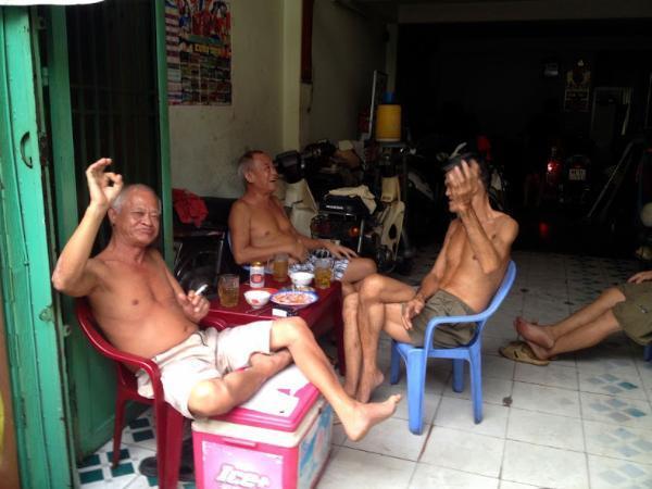 βιετναμέζοι μπαρμπάδες μεθούν στην σαιγκόν