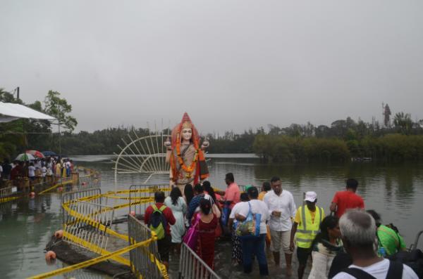 hindus praying at mahashivratri festival in mauritius sacred lake