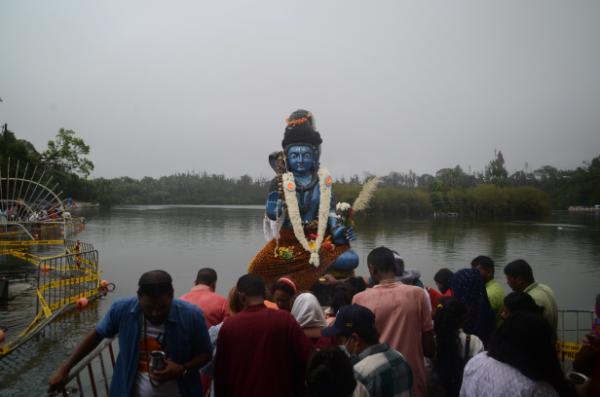 mauritian hindus praying to shiva statue for his great night festival