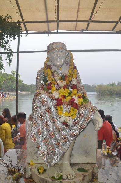 white statue of some hindu sacred man of sorts at ganga talao, mauritius