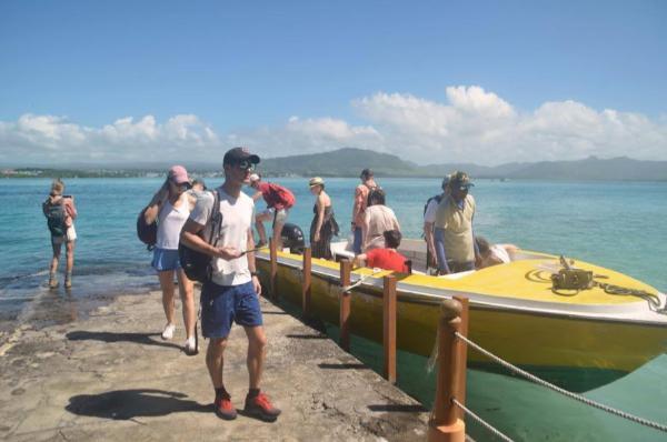 speed boat arrival for tour on ile aux aigrettes in mauritius