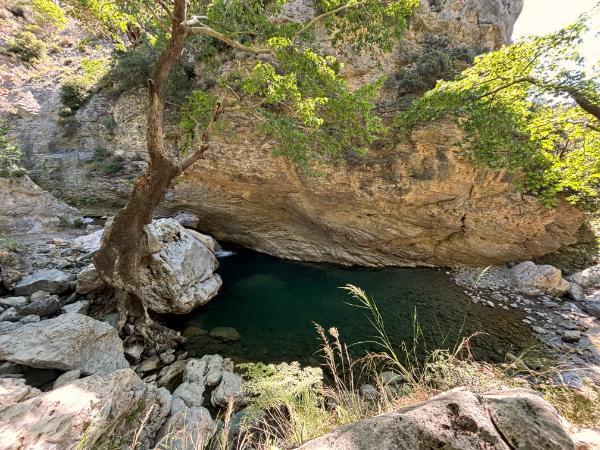 δεύτερος μικρός καταρράκτης και πισίνα στο φαράγγι του μανικάτη στην εύβοια