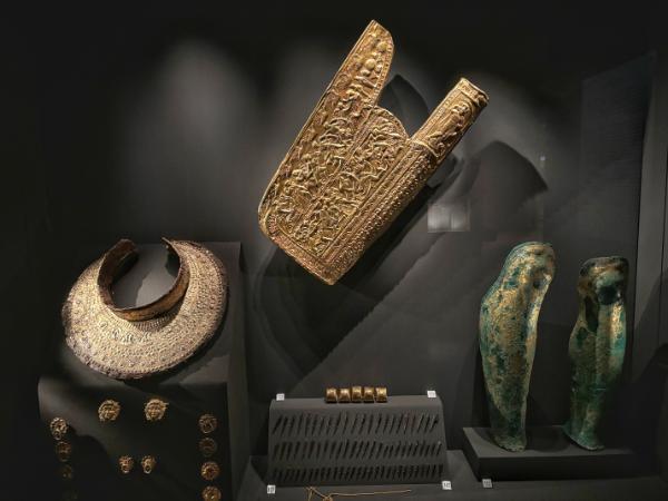 Patinaed greaves and other items in vergina archeological museum