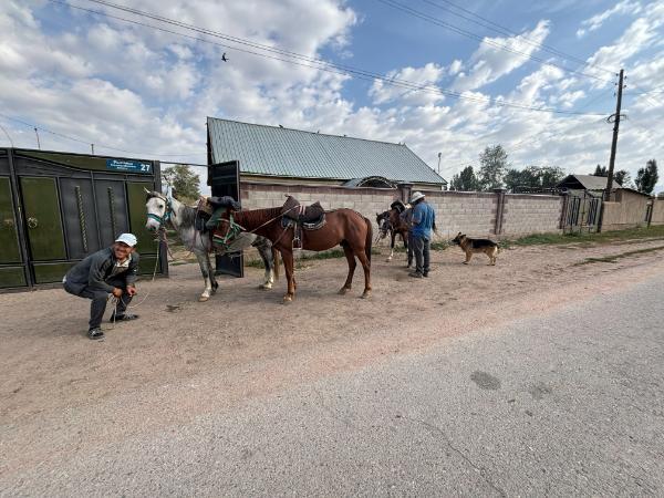 Ετοιμαζόμενοι για αναχώρηση σε ταξίδι με άλογα στο κιργιστάν