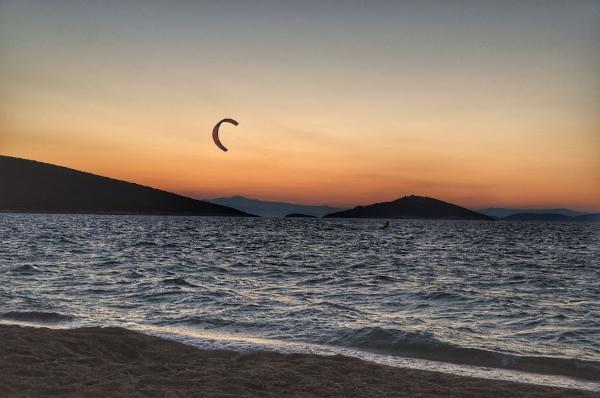 Σερφάροντας στο λυκόφως στην παραλια μεγαλη αμμος 