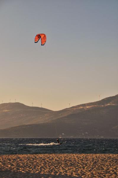 Kite surfing στην παραλία μεγάλη άμμος στην νότια εύβοια