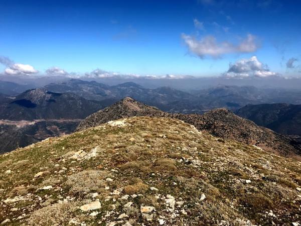 Θέα από την κορυφή του Αρτεμισίου Όρους.