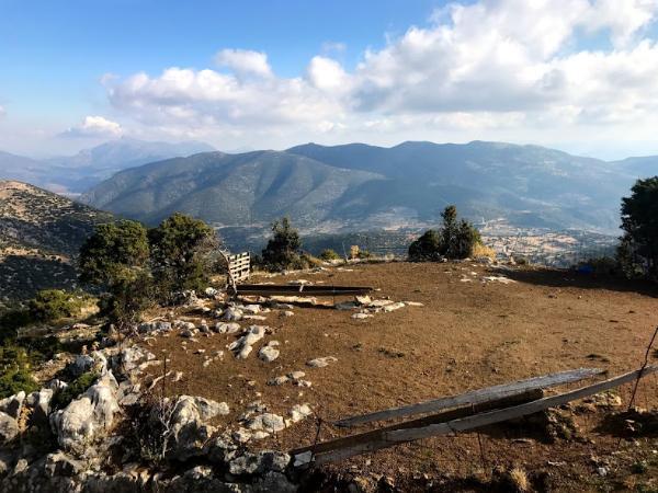 Η θέα από το σημείο έναρξης του μονοπατίου στο αρτεμισιο 