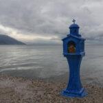 photo deep blue shrine in front of the sea in loutra gialtron village on euboea island, greece