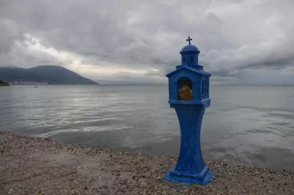 photo deep blue shrine in front of the sea in loutra gialtron village on euboea island, greece